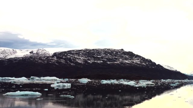 Fahrt entlang von Eisbergen durch den Scoresby-Sund in Ostgönland