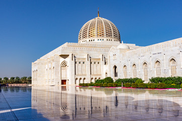 The Sultan Qaboos Grand Mosque is the main mosque in the Sultanate of Oman. It is built from 300,000 tonnes of Indian sandstone. - obrazy, fototapety, plakaty