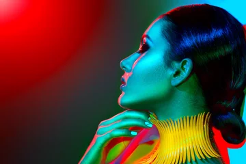Poster Mannequin vrouw in kleurrijke felle lichten met trendy make-up, manicure en kapsel © Subbotina Anna
