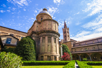 Fototapeta na wymiar Inside the cloister of the Basilica di San Domenico in Bologna