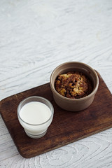 Baked muffin cake with cinnamon and brown sugar in a ceramic cake. White rustic wooden table