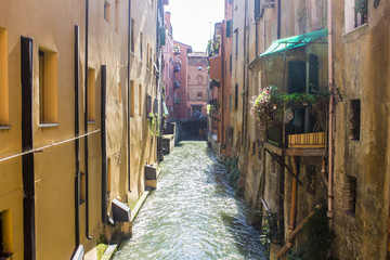 Der Canale delle Moline, einer der verbleibenden Kanäle der Stadt Bologna, Italien