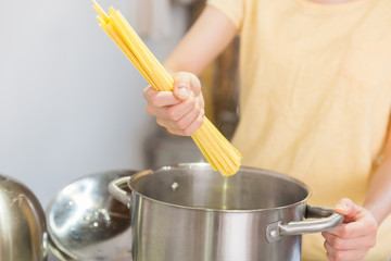 料理をする女性　手元　パスタ