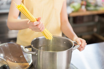 料理をする女性　手元　パスタ