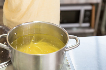 料理をする女性　手元　パスタ