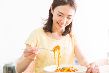 食事をする女性