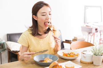 食事をする女性