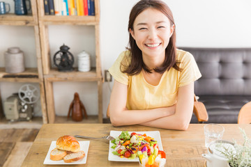 サラダを食べる女性