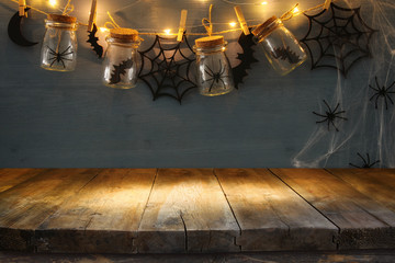 Naklejka premium Halloween holiday background with empty rustic table. Ready for product display montage