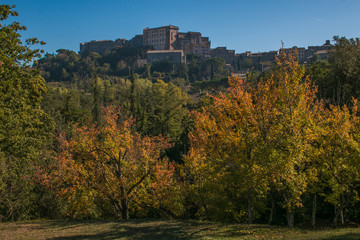 Veduta panoramica del villaggio medievale di Bomarzo dal parco dei mostri