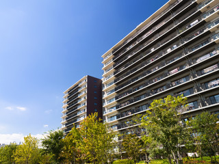 緑に囲まれたマンション
