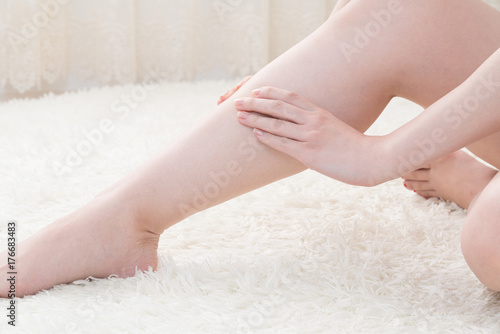 セルフマッサージをする女性 ふくらはぎ 脹脛 足 美脚 Poster Aijiro セルフマッサージをする女性 ふくらはぎ 脹脛 足 美脚 Poster Aijiro