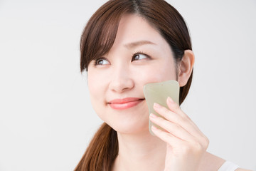 セルフマッサージをする女性、かっさ、顔
