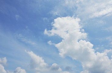 Naklejka na ściany i meble cloud spreading on sky in sunny day