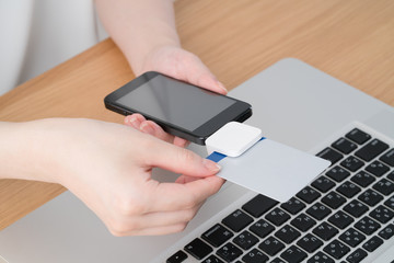 フィンテック、オンライン決済、ノートパソコン、スマートフォン、女性、モバイル決済