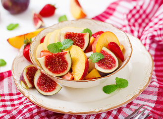Vegan salad with figs, peaches, pears and strawberries