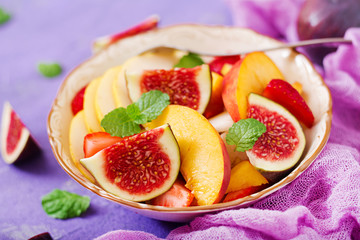 Vegan salad with figs, peaches, pears and strawberries