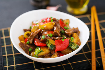 Stir fry beef, sweet peppers, zucchini and green apples