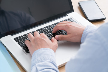 ラップトップで仕事をする男 