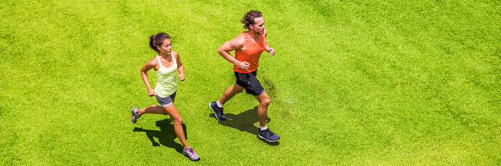 Les coureurs exécutent la bannière de remise en forme de couple de personnes. Mode de vie sain et actif. Couple actif jogging ensemble sur le parc d& 39 herbe vue d& 39 en haut. Programme d& 39 entraînement de perte de poids d& 39 été.