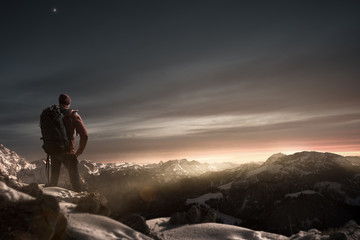 Bergsteiger genießt Sonnenaufgang