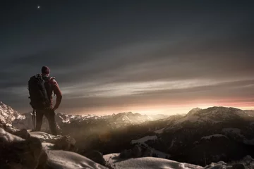 Cercles muraux Alpinisme L& 39 alpiniste apprécie le lever du soleil