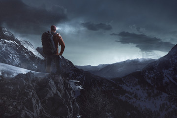 Klimmer in het donker op een berg