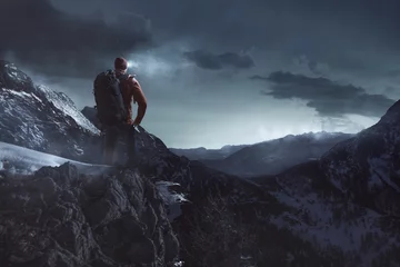 Rolgordijnen Alpinisme Klimmer in het donker op een berg