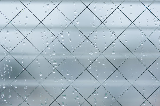 ガラス窓についた雨