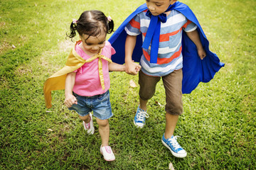 Cute brother and sister playing together © Rawpixel.com