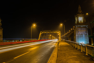 Fototapeta na wymiar 夜景・橋の上、光の道