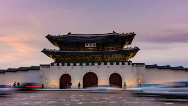 Time lapse of Gwanghwamun Gate and traffic at day to night in Seoul,South korea. zoom in