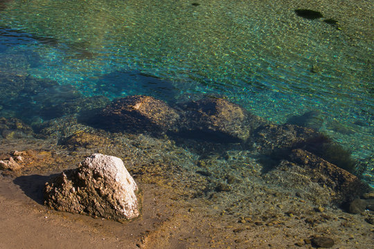 Fantastica acqua cristallina nella gola del fiume Nera in Umbria