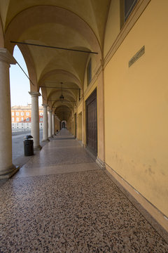 Modena, portici in città