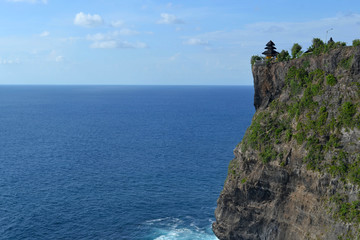 Fototapeta premium The temple by the cliff in Uluwatu, Bali. What a stunning view!