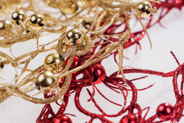 Fototapeta premium Rote und goldene Girlande