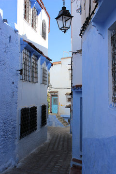 Gasse mit blauen Häusern in Chefchaouen, Marokko