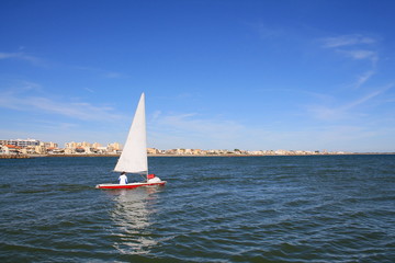 Pratique de la voile en m&eacute;diterran&eacute;e, France