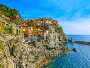 Fototapeta na wymiar Colorful traditional houses on a rock over Mediterranean sea, Manarola, Cinque Terre, Italy