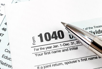 Obraz premium Pen on tax form 1040. Close up. Top view.