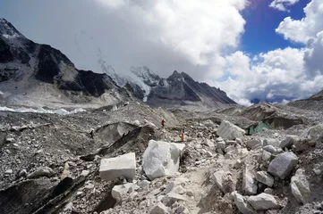 Fotobehang Люди идут по леднику в горах. © papava