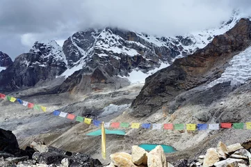 Rolgordijnen Молитвенные флаги Лунгта на фоне гряды Гималайских гор. © papava