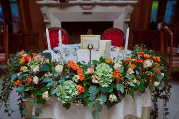 Fototapeta na wymiar Wedding table centerpieces. glasses, candles. serving wedding table