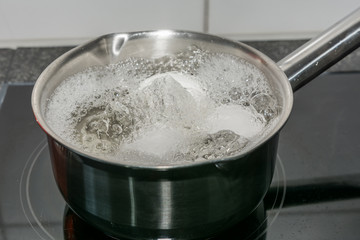 Eier Kochen im Wasser in der Pfanne