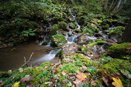 Kleiner Wasserfall eines Wildbaches im Wald