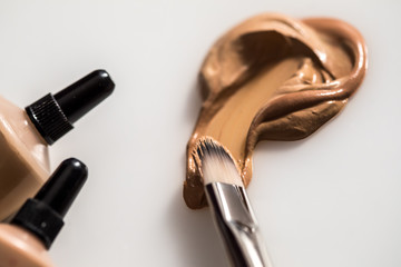 Abdeckcreme mit Pinsel und Tuben