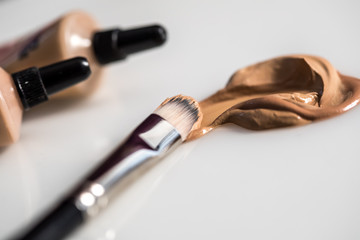 Naklejka premium Concealer in verschiedenen Farben mit Pinsel und Tuben