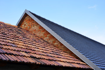 Hausdach Detail mit verschiedenen Dachschindeln - obrazy, fototapety, plakaty