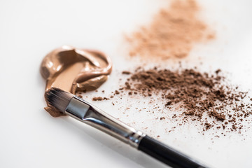 Verschiedene Concealer und Puder Farben mit Pinsel gemixt