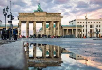 Foto op Aluminium Das Brandenburger Tor in Berlin mit Spiegelung im Regenwasser bei Sonnenuntergang © moofushi